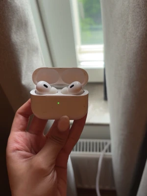 Apple AirPods Pro med laddningsetui - Säljer ett par vita Apple AirPods Pro med det klassiska kompakta laddningsetuiet. Trådlösa in-ear hörlurar bra skick och funkar bra. Ingen box finns kvar tyvärr.