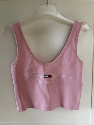 Rosa ribbad linnetopp Tommy Jeans - Rosa ribbad linnetopp från Tommy Jeans✨🎀Stl. XS. Köparen betalar frakt.