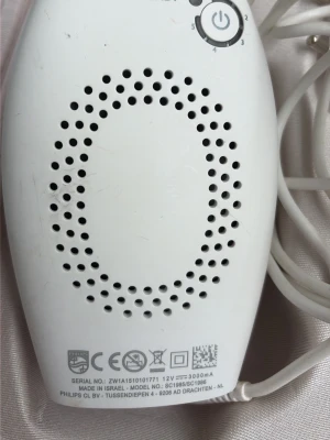 Philips SC1985 IPL hårborttagningsapparat laser hair - Philips Lumea IPL SC1985 – Laser Hair Removal Device ✨  Säljer en Philips Lumea IPL hårborttagningsapparat, modell SC1985. Ett smidigt alternativ för långvarig hårreducering hemma med ljusbaserad laserliknande teknologi.  ✔ Modell: Philips Lumea SC1985 ✔ Färg: Vit ✔ Strömkabel medföljer ✔ Användarmanual ingår ✔ Förvaringsväska medföljer ✔ Fungerar som den ska och är i gott skick  Perfekt för dig som vill minska hårväxten och få slätare hud utan dyra salongsbesök. Enkel att använda hemma och lämp