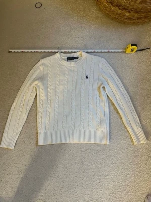 Vit tröja Polo Ralph Lauren - Säljer nu min polo sweatshirt 9/10 skick knappt andvänd😁.  Skriv vid funderingar