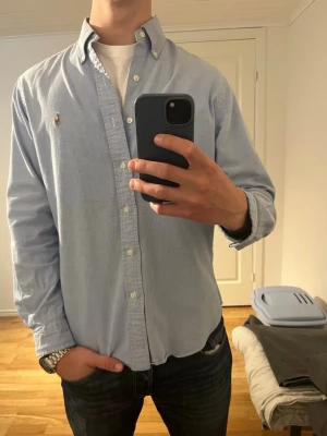 Ljusblå Ralph Lauren skjorta  - Säljer denna sjukt snygga skjortan från Ralph Lauren⭐️ Färgen är ljusblå och storleken är L✅ Den har inga defekter och skicket är utomordentligt🙌🤝 Sjukt najs passform och passar perfekt till sommaren☀️ Tveka inte på att höra av er dig vid minsta fråga eller fundering😊