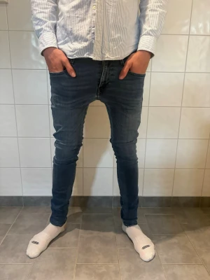 Replay jeans - Säljer nu ett par replay Anbass jeans, fint skick. Jag på bilden är 185cm lång. Hör av er vid frågor eller funderingar!🤩