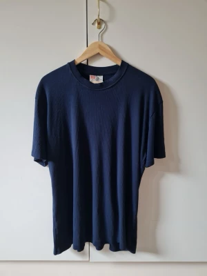 Mörkblå t-shirt från Tranemo workwear strl XXXL - T-shirt från Tranemo workwear i storlek XXXL (3XL). Material 55% modakryl, 45% bomull.