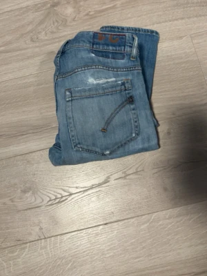 Dondup jeans - Riktigt schyssta dondup jeans för ett väldigt schysst pris: 449kr prutbart, storlek 31. Skriv för mer information. Skick: 7/10 en knapp sönder