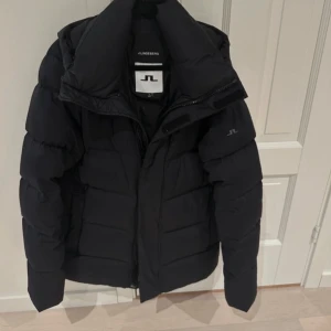 J. Lindeberg dunjacka - J. Lindeberg dunjacka i nyskick. Inga defekter eller tecken på användning. Storlek:Medium herr. Nypris: ca 5000 kr