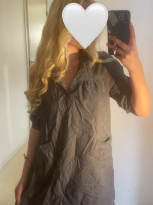 Grå klänning - Vintage grå klänning med fickor