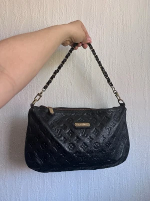 Vintage style shoulder bag - Really cute used couple of times though was bought 2nd. Has some fades and small dent can barely seen but over all still really nice 