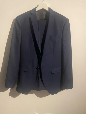 Kostym Jack & Jones - Säljer min kostym som endast är använd 1 gång. Nypris va strax över 2000kr. Kavajen är storlek 44 och byxorna storlek 46. Den är i nyskick.