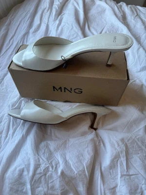 Klackar från mango  - Stilrena vita slip-in pumps från MNG med öppen tå och smal klack.  Storlek 41 men passar 40 också! 