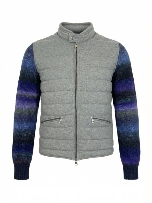 Grå Moncler jacka med stickade ärmar - Snygg grå jacka från Moncler med quiltad kropp och stickade ärmar i blå och lila toner. Jackan har hög krage, dragkedja framtill och två fickor med dragkedja. Ärmarna har ett coolt färgskifte och Moncler-logga på vänster ärm.