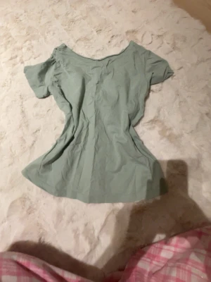 Ljusgrön basic t-shirt - En enkel ljusgrön t-shirt med rund hals och korta ärmar. Modellen är rak och har en avslappnad passform, perfekt till jeans eller shorts. Tillverkad i mjuk bomull som känns skön mot huden.