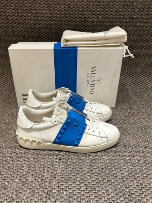 Valentino Open skor  - Ett par blå/vita Valentino Open rockstud skor i storleken 41✅ Skick 8/10, ✅ Pris: 2499 Skriv vid minsta fråga ✅🕰️