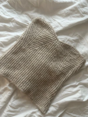 Beige stickad tubtopp - Beige stickad tubtopp från Gina tricot, använd två gånger så i väldigt fint skick