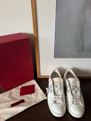 Valentina open - Valentino open | Size 37 | skor, box, 2st kort från valentino & 1 dustbag medföljer | riktigt fint skick | för frågor eller fler bilder hör av er i pm!