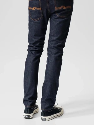 Mörkblå slim fit jeans från Nudie - Snygga och helt oanvända mörkblå slim fit jeans från Nudie Jeans med klassiska kontrastsömmar och raka ben. Jeansen har fem fickor och är tillverkade i kraftig denim av bomull. Perfekta för dig som gillar en stilren och tidlös look. Strl: W33 L32