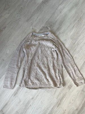 Beige stickad tröja  - Beige stickad tröja från H&M💖Kolla in min profil för fler fina och trendiga plagg!