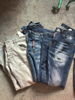 Dsq2 jeans - Första bilden: helt nya storlek 44-1199kr.                    Andra bilden: använda storlek 44 - 600kr.                 Tredje bilden: använda storlek 44 - 1400kr.               De gråa kostar 6-8k online och är svåra att hitta. Tags och dustbag/påse finns till varje byxa.               För alla tre par 2700kr