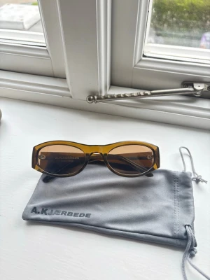 A.KJÆRBEDE solglasögon  - Snygga solglasögon från A.KJÆRBEDE i modellen Gust. Färgen Smoke Transparent. Använda några gånger men i mycket bra skick. Tillkommer original påse till solglasögonen. 