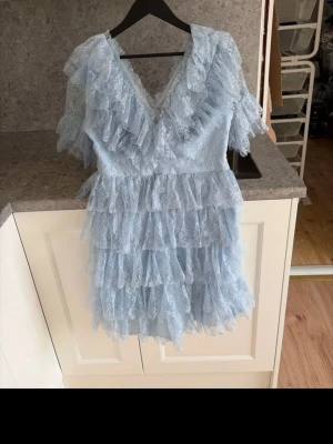 Ljusblå volangklänning i spets -  Original pris 2800!!!Super fin klänning i Strl M från by malina☺️färgen säljs ej längre och den är endast använd 1 gång! Perfekt för t.ex skolavslutning eller konfirmation🥰