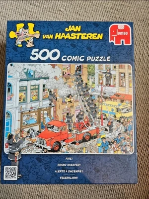 Jan van Haasteren 500-bitars pussel - Roligt och färgglatt pussel med 500 bitar från Jan van Haasteren. Motivet föreställer en humoristisk brandkårsinsats i stadsmiljö med många detaljer och karaktärer. Perfekt för dig som gillar utmanande och underhållande pussel.