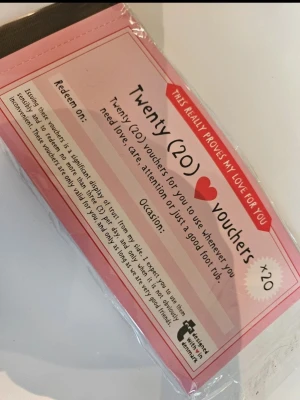 Häfte med 20 kärlekskuponger - Ett rosa häfte med 20 kärlekskuponger att använda när du vill ha kärlek, omtanke eller kanske en fotmassage. Kupongerna har hjärtmotiv och plats att fylla i tillfälle och datum. Perfekt som personlig present till någon du tycker om.