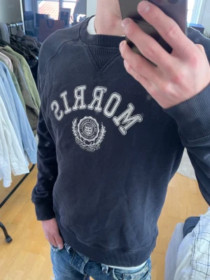 Vintage Morris sweatshirt (sällsynt) - Säljer nu denna sjukt snygga vintage 2000s Morris sweatshirt med perfekt passform😊 Säljs ej längre i butik och är därav mycket eftertraktad! Skriv vid funderingar 🤝