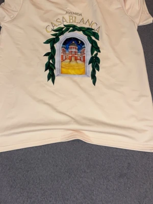 Beige t-shirt med Casablanca-tryck - Jätte snygga Casa Blanka T-shirt som är toppen nu inför sommaren (pris kan diskuteras via snabba affärer) så passa på och köp!!