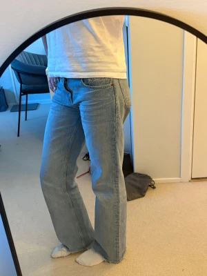Lågmidjade straight jeans från Zara - Ett par jättefina ljusblåa jeans från Zara som är lågmidjade🥰