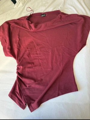 Vinröd topp från Gina tricot  - Använd fåtal gånger 