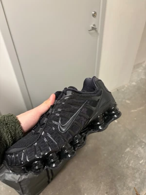 Nike Shox TL  - Säljer dessa Nike Shox, helt nya med låda kvar. Pris går att diskutera. Storleken är 43 W vilket även funkar för 42 - 42.5 för killar. 