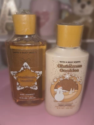 Bath & Body Works Christmas Cookies set - Säljer ett Christmas Cookies-set från Bath & Body Works med body lotion och duschgel. Lotionen innehåller sheasmör, kokosolja och vitamin E, doftar kakdeg, mandelbiscotti och karamell. Flaskorna är gulvita och bruna med juligt motiv.