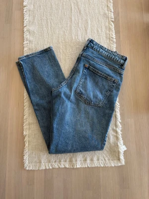 Herr blå regular fit jeans - Storlek 29/32 (CN175/74A) ifrån H&M. Rakt över midjemått: ca 36 cm. Innebenslängd: ca 75 cm. Skickas inom 48h kika in min profil för mer fina plagg. Skriv om ni har några frågor!