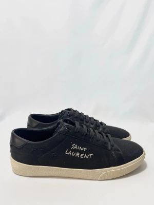 Saint Laurent Sneakers  - Svarta Saintlaurent sneakers i nyskick! Skorna är utan defekter och som nya. Storlek 41. Endast skor. Kontakta mig för fler frågor och funderingar!