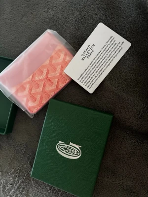 Rosa korthållare  - Rosa korthållare helt ny.