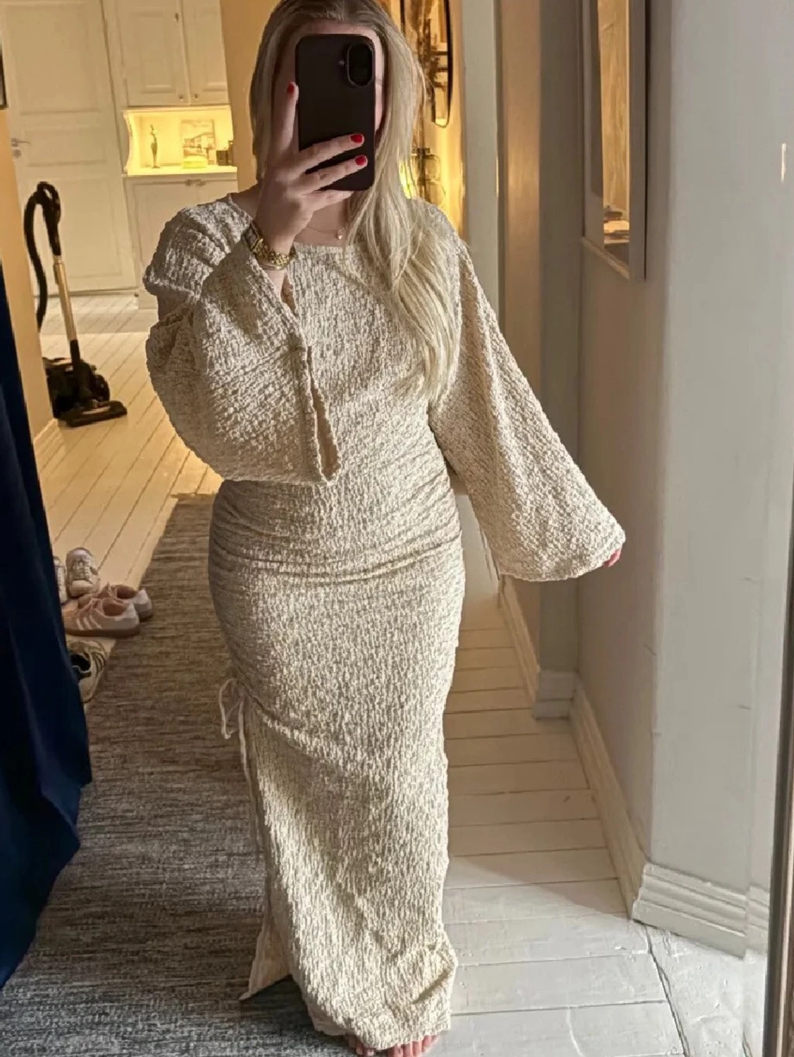 Beige långklänning med vida ärmar