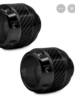 Svarta kolfiber-look ventilhattar - Säljer ett par svarta skydd för att skydda sin el scooter när man har ramlat de är helt nya de är gjord av metal.