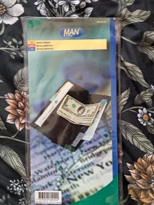 MAN System Reseplanbok – Oöppnad Förpackning - Säljer en klassisk reseplanbok från **MAN System**. Planboken är helt **ny och oöppnad** i sin originalförpackning.   Perfekt för att organisera pass, biljetter, valuta och kreditkort under resan. Tillverkad för Hall-Miba AB i Alvesta. En smidig och praktisk följeslagare för dig som gillar ordning och reda på semestern.  Skick: Helt ny/oöppnad. Märke: MAN System. Kolla gärna in mina andra annonser!