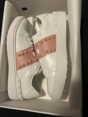 ❣️ Open Studs Pink Rosa 37 EU NYA 36 - PRIS KAN DISKUTERAS ☺️! först till kvarn! ~Valentino Open i Rosa 39 med studs! Väldigt fräscha och coola skor med rosa verkligen wow 💞🌸  skriv vid frågor eller funderingar jag svarar på vad som !! (om du har 38-39 EU storlek passar dem:))