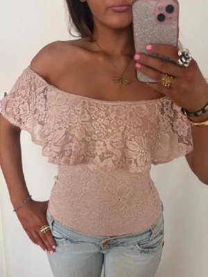 Offshoulder rosa spetsbody med volang  - Såå fin Offshoulder ljusrosa spetsbody med volang! Jag är 168 och det är mina bilder, köp via köp nu direkt eller Swish, kvar tills markerad som såld 💖 