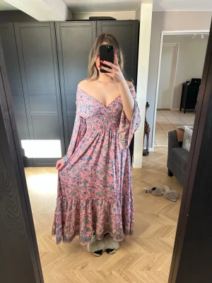 Klänning - Supersnygg flowy klänning i ett jätteskönt material. Köpt från en liten butik i grekland. Väldigt stretchig så passar dem flesta