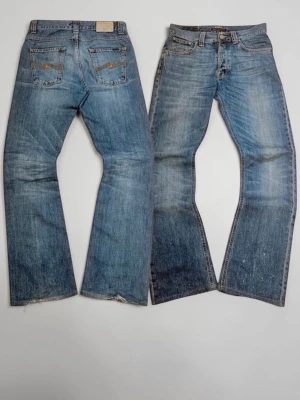 RARE Bootcut Ola Nudie Jeans Flared Vintage Denim Archive Niche Y2K Grisch - Äntligen säljer jag min älskade Nudie Bootcut Ola, en modell som har varit utgången i över 10 år, vilket gör den extremt sällsynt och svår att hitta idag. Den har den perfekta smala bootcut-passformen som faller vackert över skor. Jag prissätter dessa lite högre på grund av hur begränsad den här modellen är och på grund av deras värde för mig — men enligt min mening är de verkligen värda det.  Modell: Bootcut Ola Storlek: W30 L34  Mått: Midja – 76 cm Benöppning – 23 cm  Kontakta mig gärna om du 