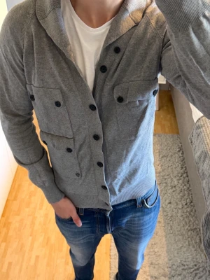 J.Lindeberg Cardigan - J.Lindeberg Cardigan | Storlek: M, passar dig mellan 180-190 cm | Skick: 8/10, endast tagen har lossnat | Bara att skriva vid funderingar✍️