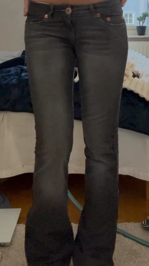 Vintage lågmidjade bootcut jeans - Så snygga lågmidjade jeans! Måtten finns på sista bilderna! Kontakta vid frågor!😊❤️
