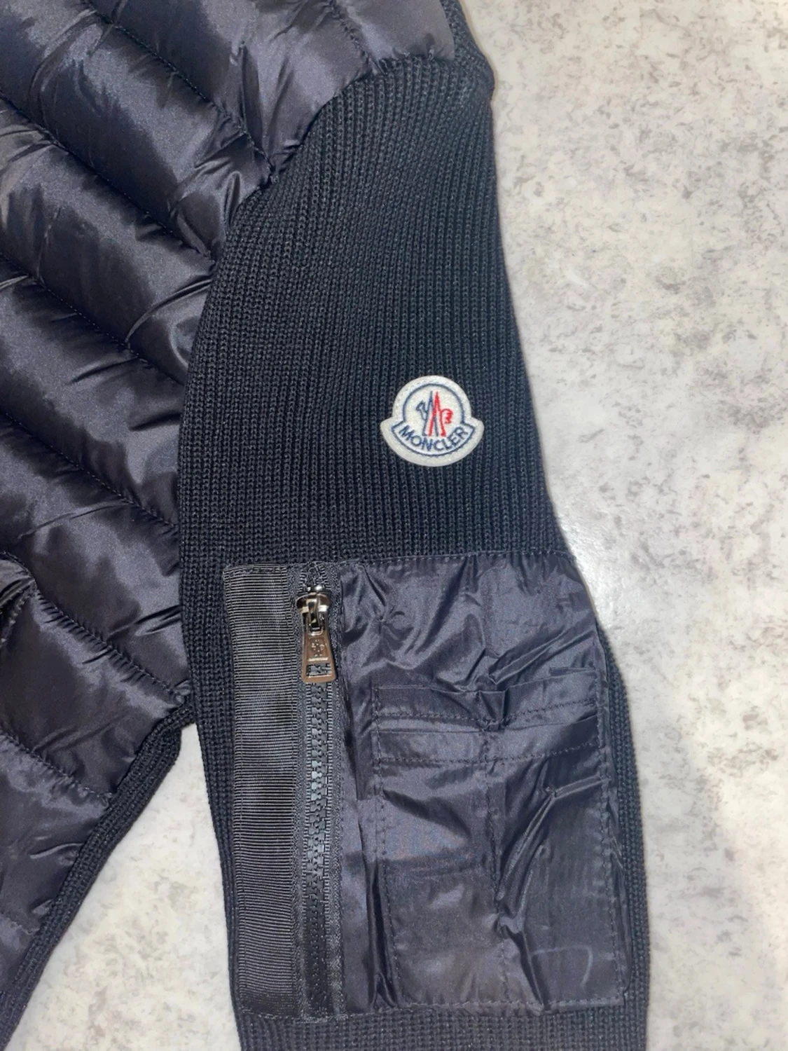 Svart dunväst med huva från Moncler - 2