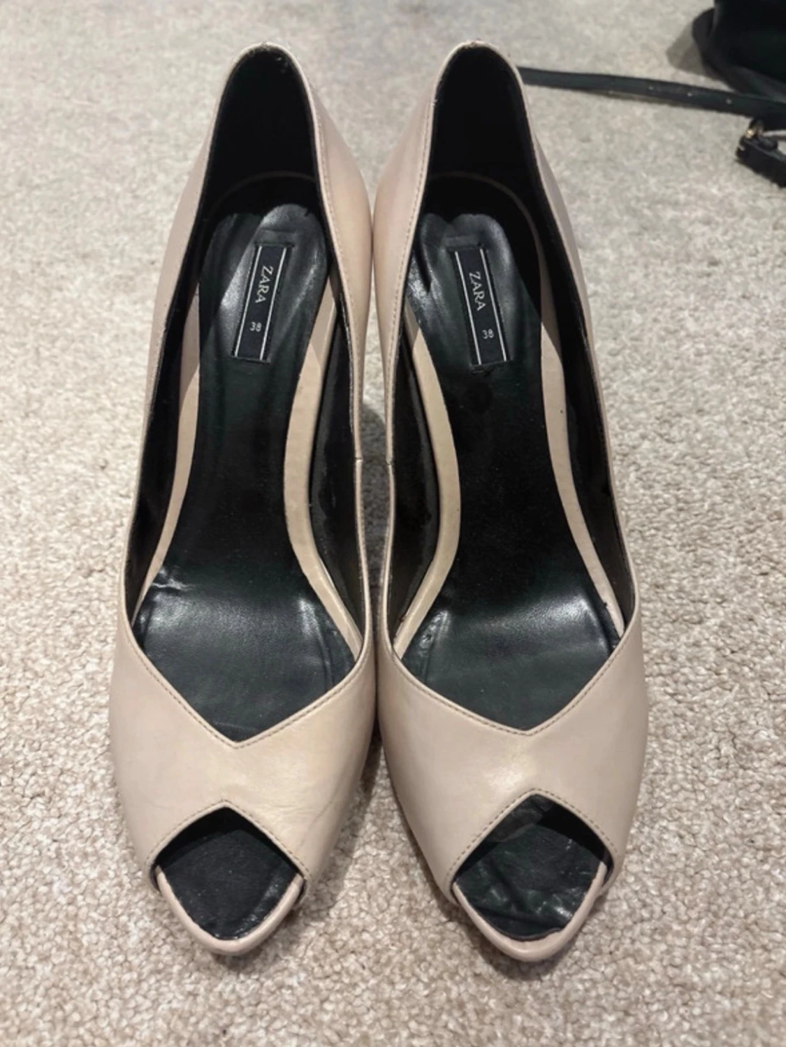 Beige peep toe pumps från Zara