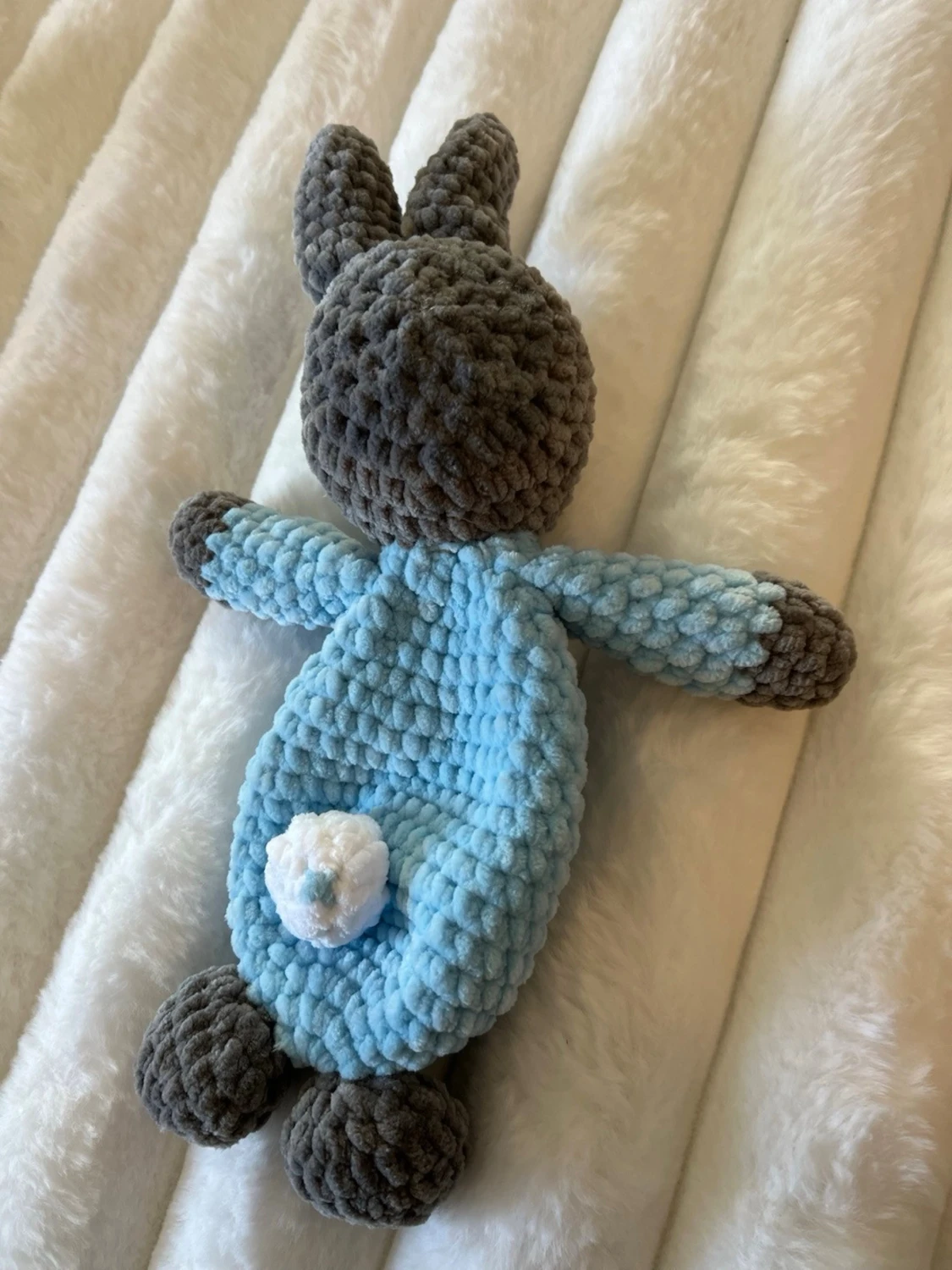 Grå kanin snuggle med baby blå klädsel - 2