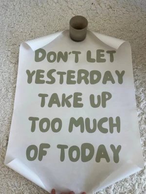 50x70 poster - En vit poster med ljusgrön text. Postern är i canvas material, alltså lite tjockare material🩷