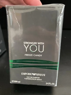 Emporio Armani Stronger With You Freeze Candy - Emporio Armani Stronger With You Freeze Candy är en Eau de Parfum på 100 ml. Förpackningen är grå med gröna detaljer och har en modern, stilren design. Perfekt för dig som gillar exklusiva och fräscha dofter.