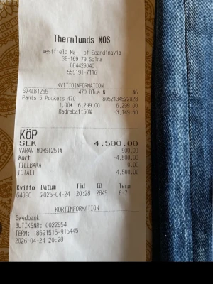 DSQUARED2 ICON blå jeans herr - Säljer ett par blå DSQUARED2 ICON jeans med fem fickor, slitna detaljer och tryckt logga på ena benet. Jeansen har en modern passform och coola slitningar samt vita färgstänk för en trendig look. Har anvant dom 3 gånger endast va inte riktigt min stil pris kan sänkas vid snabb affär