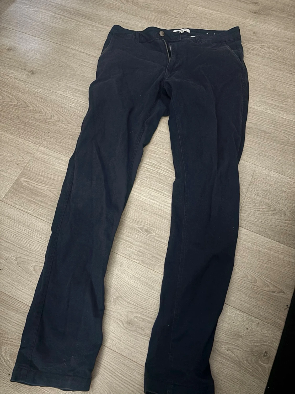 Mörkblå chinos med rak passform